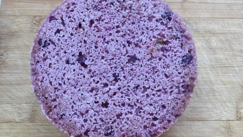 美味健康紫薯发糕,上锅小火蒸制25分钟
倒扣出模具
气孔、颜色是不是很好看