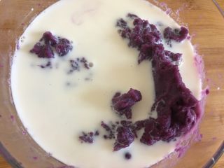 美味健康紫薯发糕,倒入牛奶、酵母
