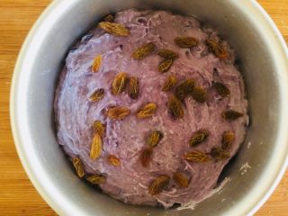美味健康紫薯发糕,倒入6寸活底模具，模具提前刷上油，在表面撒上葡萄干