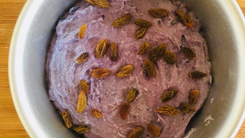 美味健康紫薯发糕,倒入6寸活底模具，模具提前刷上油，在表面撒上葡萄干