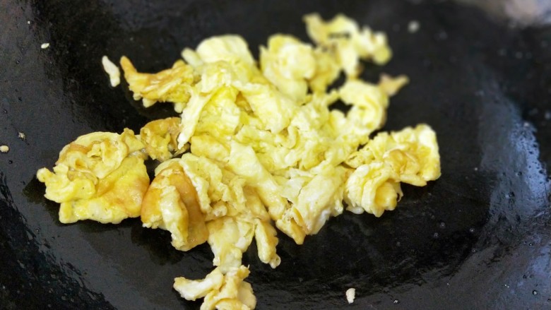 西红柿海角面,鸡蛋煎得焦黄铲成小块儿装盘备用