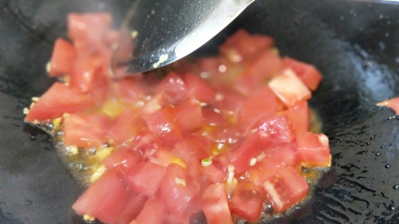 西红柿海角面,下西红柿翻炒出汁