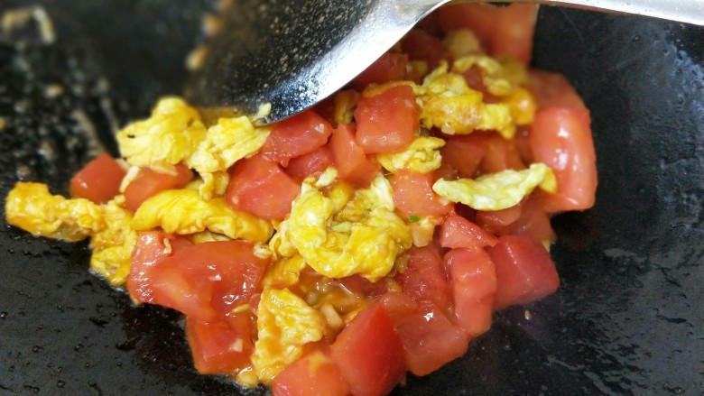 西红柿海角面,再放煎好的鸡蛋翻炒一会儿