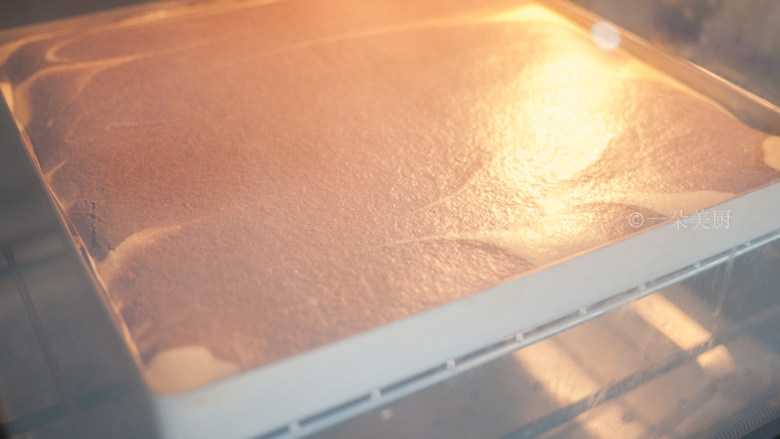 一朵美厨：可可旋风蛋糕卷——这个卷卷，很花心~~,▲将烤箱预热160度烤制25分钟~出炉啦