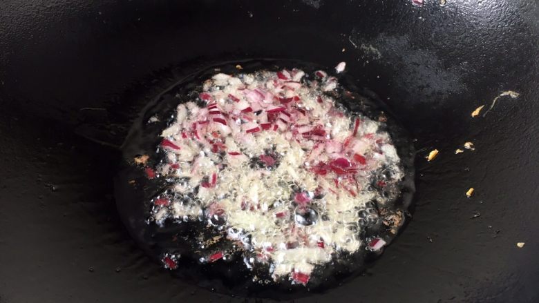 番茄鸡蛋青豆,热锅凉油，放入洋葱碎，煸炒出香味。