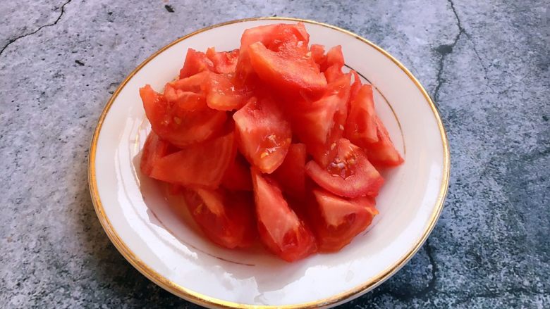 番茄鸡蛋青豆,将西红柿切成块。