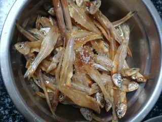 黄澄澄，香酥可口的白公鱼干,用筷子搅拌均匀，让它们一边静静呆着