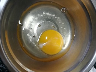 黄澄澄，香酥可口的白公鱼干,准备一个鸡蛋