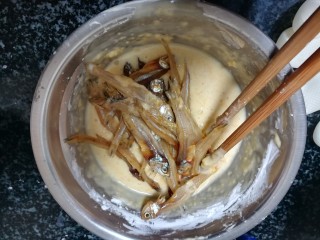 黄澄澄，香酥可口的白公鱼干,把白公鱼干倒一部分在面糊糊里面搅拌