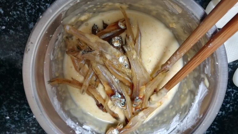 黄澄澄，香酥可口的白公鱼干,把白公鱼干倒一部分在面糊糊里面搅拌