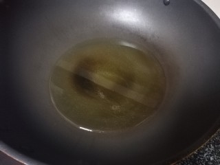 黄澄澄，香酥可口的白公鱼干,锅里下油