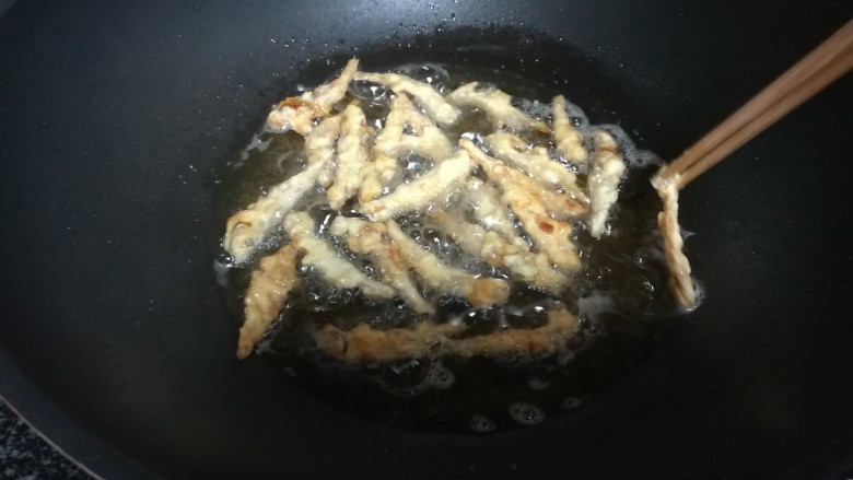 黄澄澄，香酥可口的白公鱼干,看，油锅里的白公鱼干，正发出诱人的“滋滋滋”响。