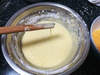 黄澄澄，香酥可口的白公鱼干,搅拌，搅拌，搅拌到筷子可以提起来，看到挂糊就好了。
