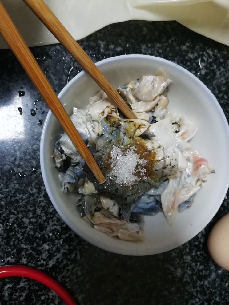 好吃到你无法想象的油炸鱼皮,用筷子搅拌，然后让它腌制一会儿