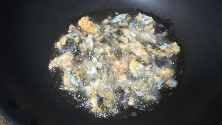 好吃到你无法想象的油炸鱼皮,油有5、6分热后，就可以下锅油炸。
记得，要一块块地下，不然会粘连一起哦。