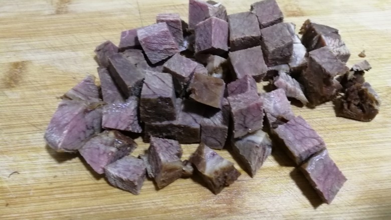 咖喱牛肉土豆饭,牛肉切成小方块，