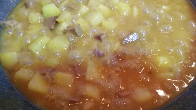 咖喱牛肉土豆饭,咖喱块融化在汤里，土豆炖熟，汤汁炖至微稠状，