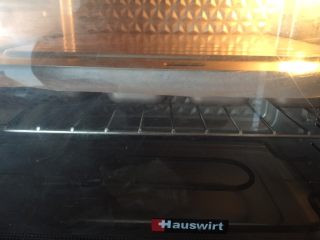 胡萝卜蜜豆方包,进烤箱前表面放一层油纸压上平底烤盘175度20分钟就可以了