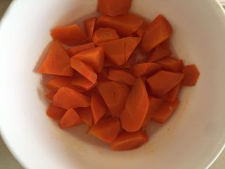 胡萝卜蜜豆方包,胡萝卜去皮切成小块蒸熟