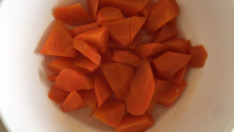 胡萝卜蜜豆方包,胡萝卜去皮切成小块蒸熟