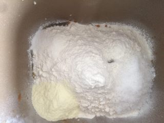 胡萝卜蜜豆方包,加入糖盐奶粉，盐和糖要对角放