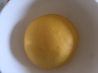 胡萝卜蜜豆方包,将面团从面包机桶内取出稍微整形成表面光滑的圆形，放入发酵碗内盖上保鲜膜开始基础发酵，一发27度时间看状态