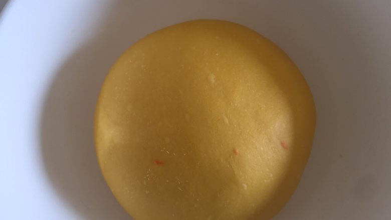 胡萝卜蜜豆方包,将面团从面包机桶内取出稍微整形成表面光滑的圆形，放入发酵碗内盖上保鲜膜开始基础发酵，一发27度时间看状态