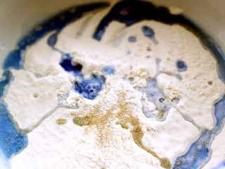 地中海风情之（蓝天白云）双色馒头,250克面粉加入2克酵母、5克白糖、待碟豆花水凉至40度左右时、开始和面