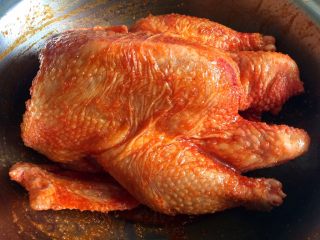 奥尔良烤鸡,涂抹在鸡身上，按摩几分钟