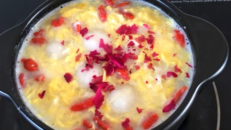 早餐系列之玫瑰花鸡蛋酒酿汤圆,将玫瑰花撕碎撒上