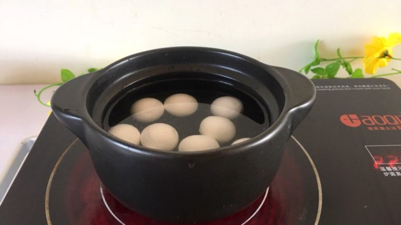 早餐系列之玫瑰花鸡蛋酒酿汤圆,电陶炉开火，将汤圆放入