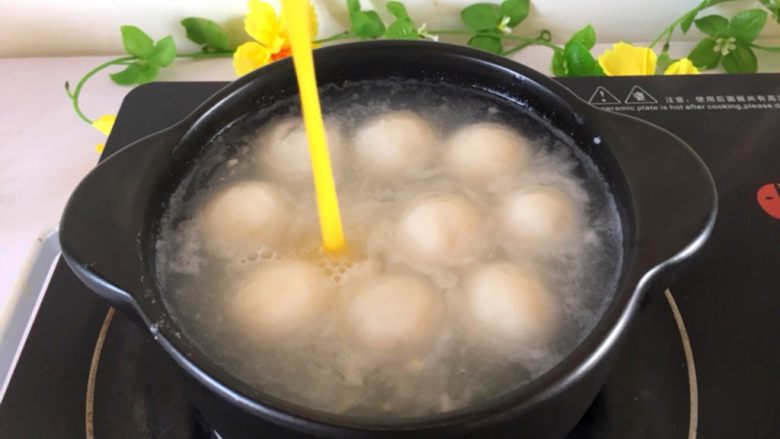 早餐系列之玫瑰花鸡蛋酒酿汤圆,将鸡蛋打散淋入煲中