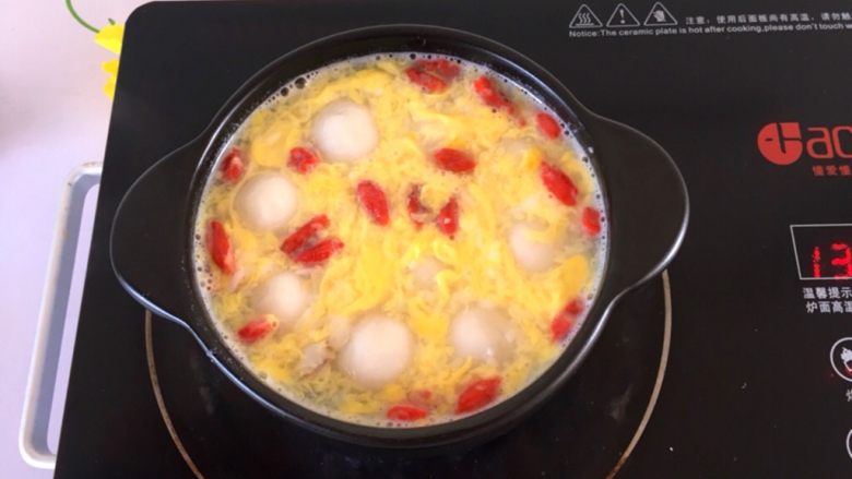 早餐系列之玫瑰花鸡蛋酒酿汤圆,煮开，鸡蛋花熟了后光火