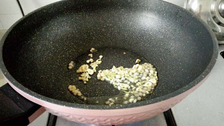 糖醋煎花菇,锅中放少许油，中小火煎花菇，蒂也一起煎，花菇一定要去根，分开煎，这样才能受热均匀。