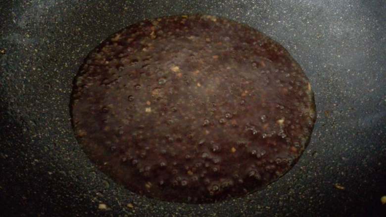 糖醋煎花菇,加入调好的碗汁，加入少量煮花菇的水，大火煮开
