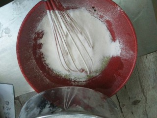 菠菜蛋糕卷,再筛入低筋粉，一字搅拌