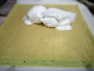 菠菜蛋糕卷,蛋糕片取出，切掉边上不整齐的，做毛巾卷，所以正面抹奶油