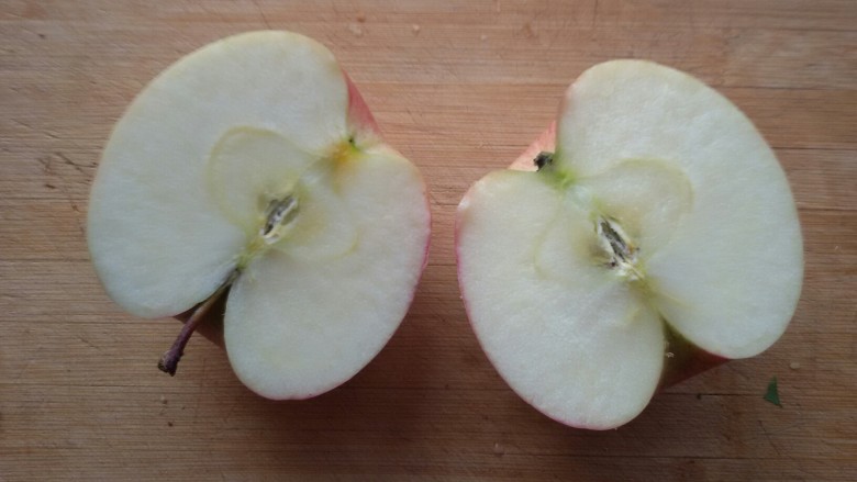 开放式水果三明治,苹果洗净，中间切开，半个苹果就够了。