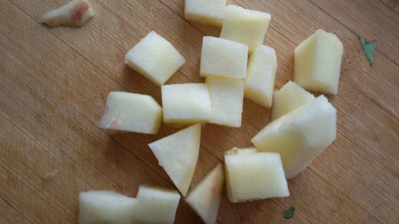 开放式水果三明治,苹果去皮，切小块，备用。