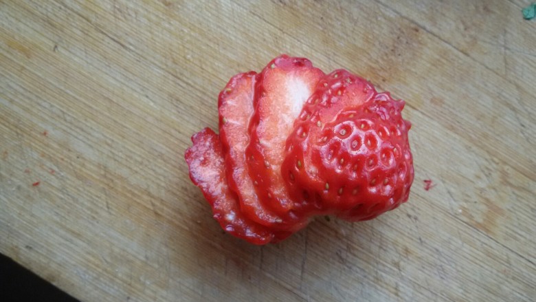 开放式水果三明治,草莓切小片，底部可以连接不切断，这样颜值高！