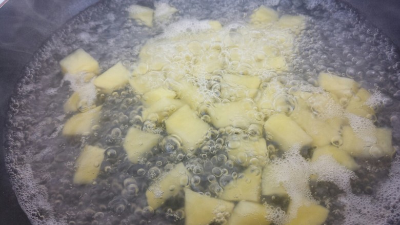 黄油煎土豆,煮几分钟