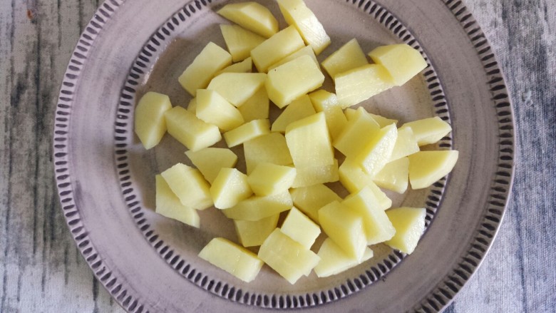 黄油煎土豆,切成小块