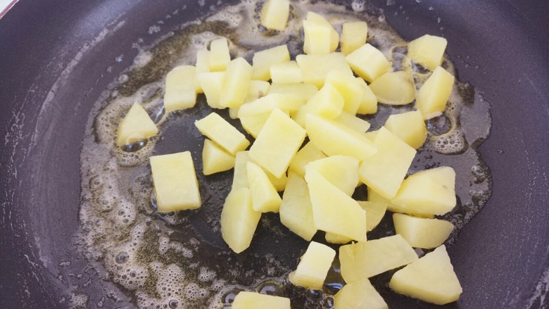 黄油煎土豆,把煮熟的土豆放进去煎