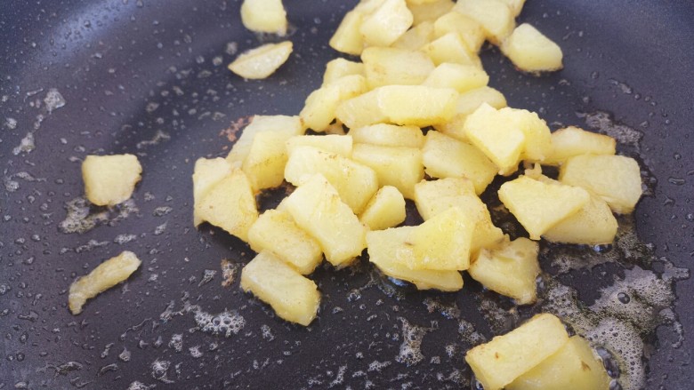 黄油煎土豆,煎至有点微焦就可以