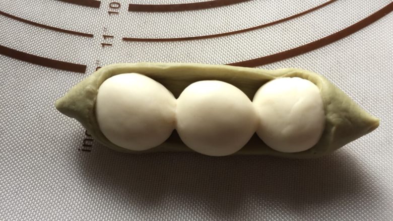 豌豆荚造型馒头,然后捏紧收口，包住三颗小球。