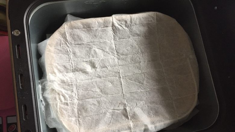 豌豆荚造型馒头,面包桶盖上一层吸湿厨房纸（厨房纸吸湿稍挤干即可）