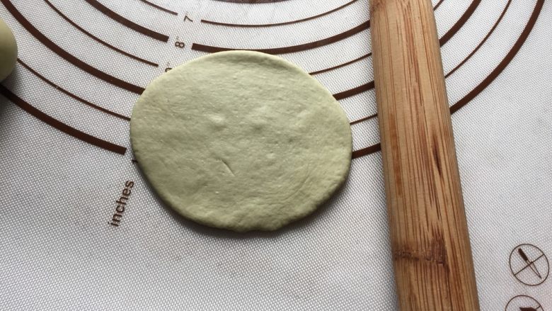 豌豆荚造型馒头,取绿色剂子，像擀饺子皮一样擀成圆形。