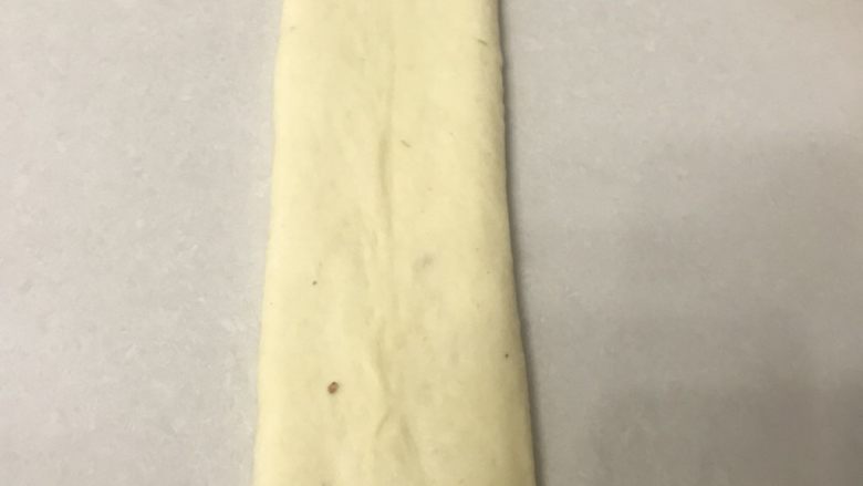 糖桂花吐司,用擀面杖从中间向两头擀成长舌型