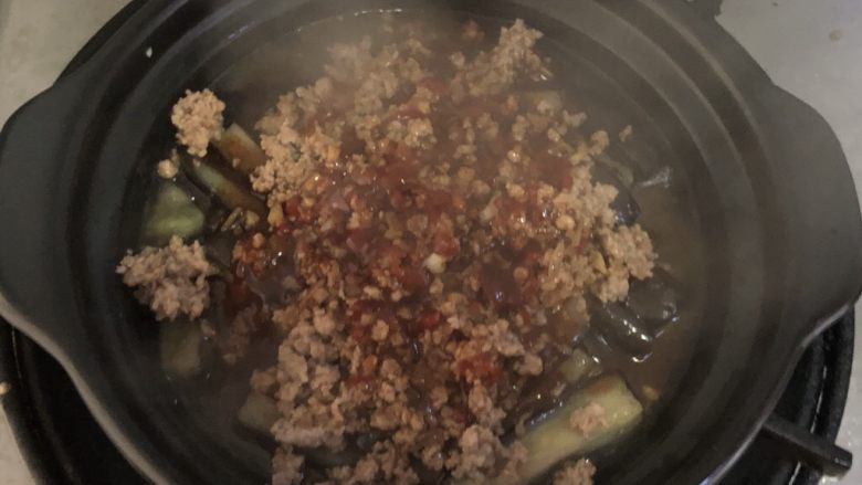 肉末茄子煲,浇入砂锅中，再次盖上盖子，中小火烧2分钟