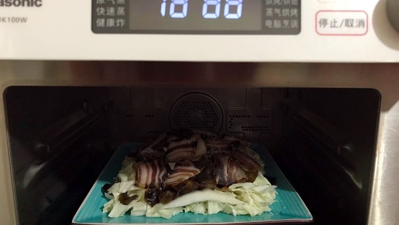 黑白菜蒸腊肉,放进蒸箱，水箱放满水，选择原气蒸功能，20分钟